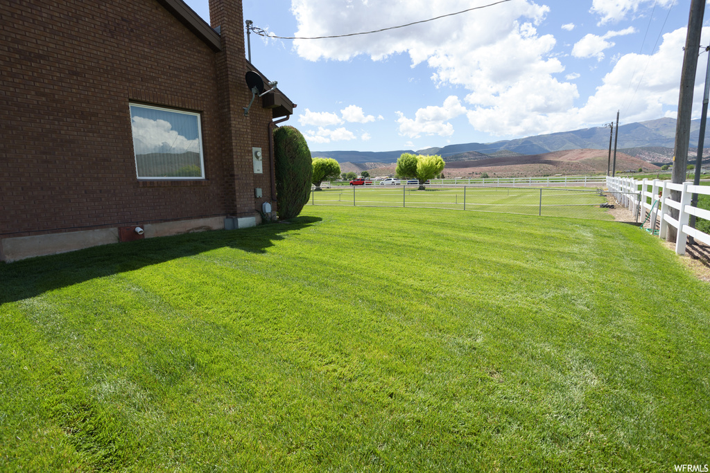 Yard featuring a mountain view