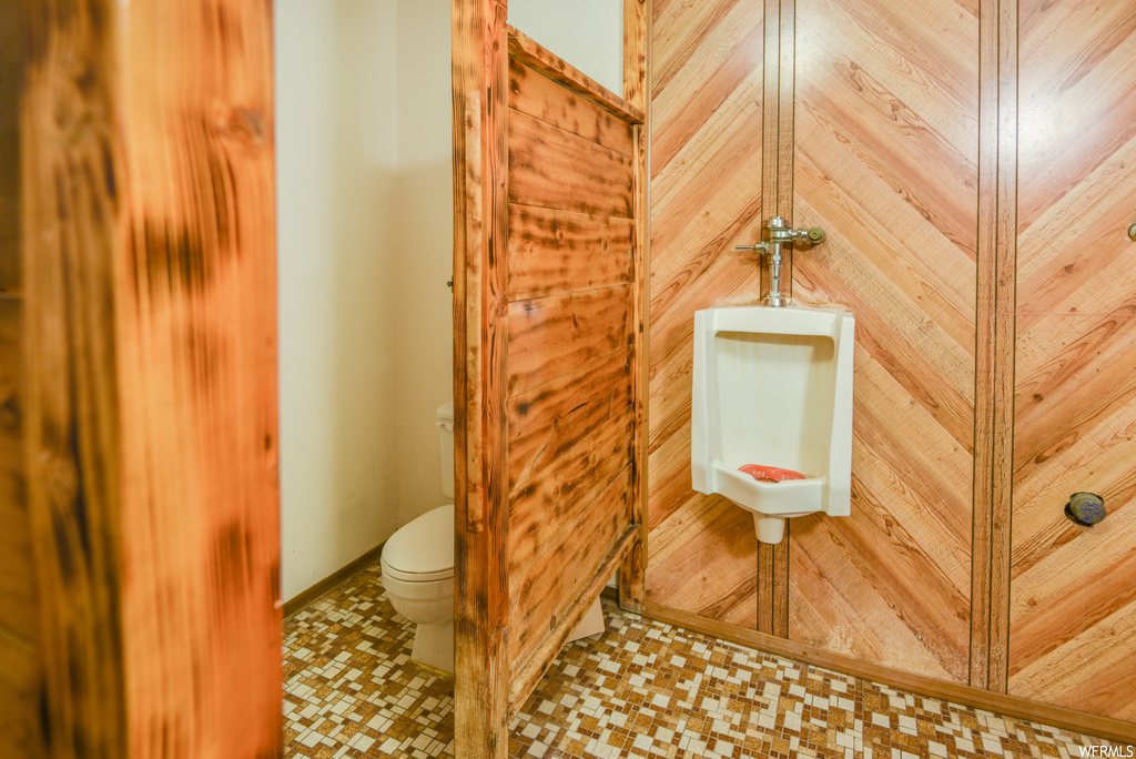 Half bath with toilet and washbasin
