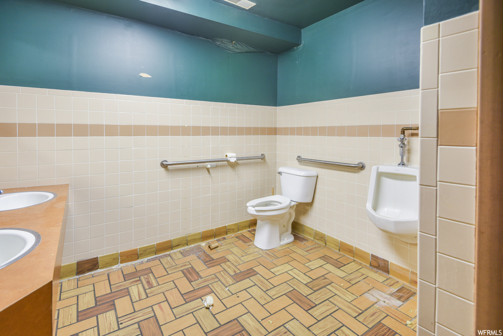Bathroom with toilet and double sink