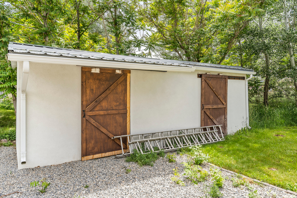 View of shed / structure featuring a yard
