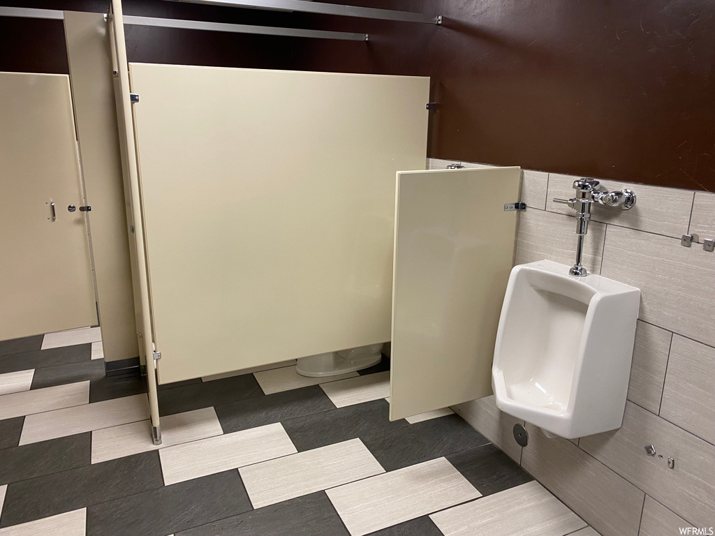 Bathroom with washbasin