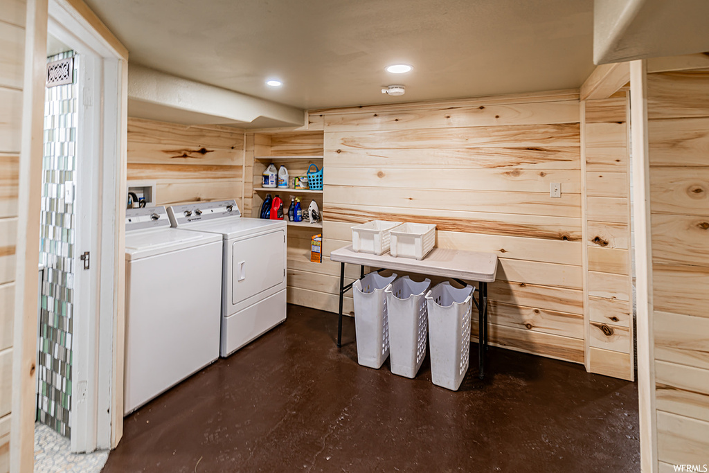 Laundry room with hardwood floors and independent washer and dryer