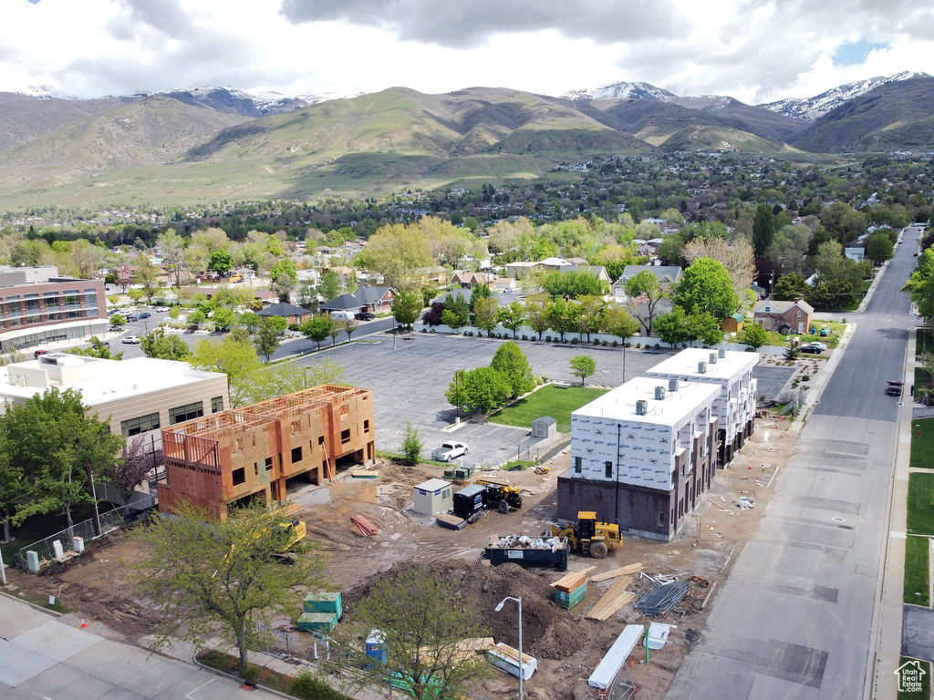 Bird\'s eye view with a mountain view