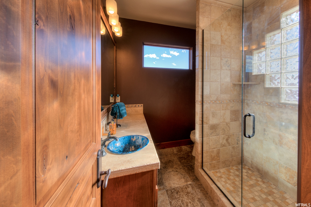 Full bathroom featuring vanity, shower cabin, and toilet