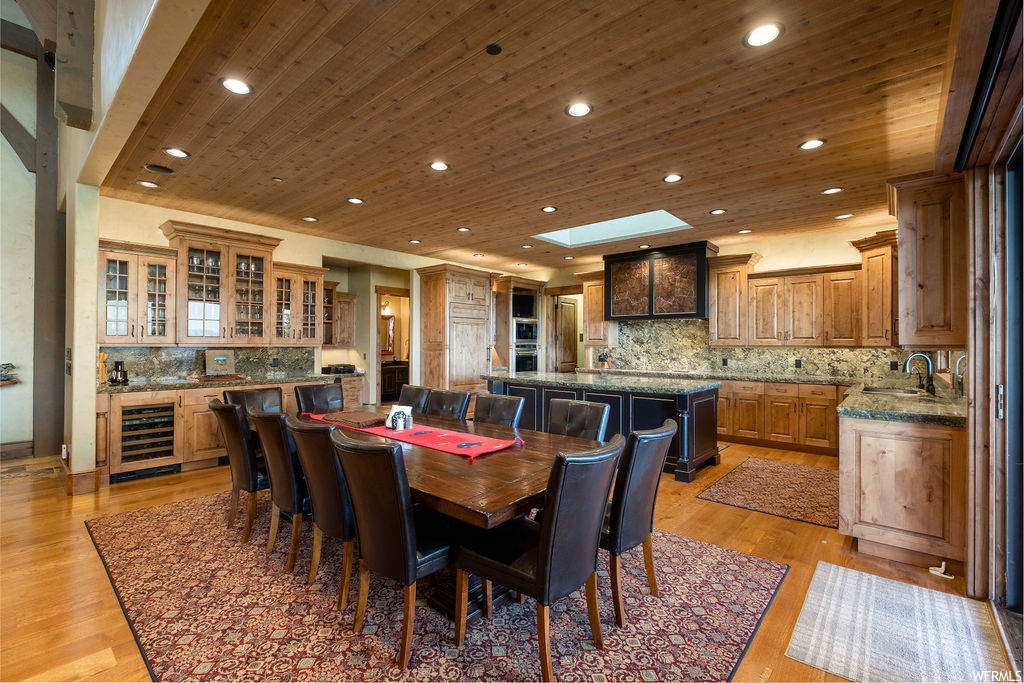 Hardwood floored dining space with a kitchen breakfast bar and a center island