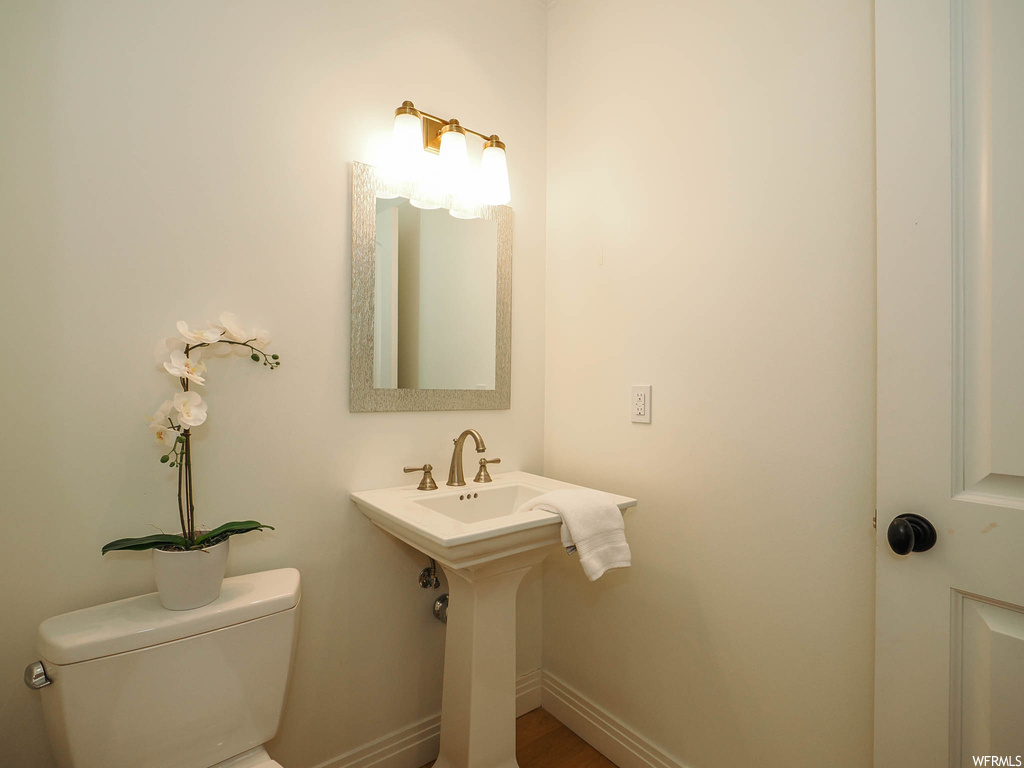 Bathroom with mirror and washbasin