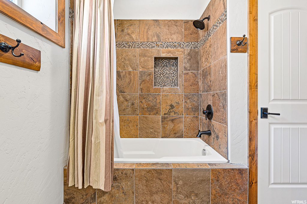Bathroom with shower / tub combo