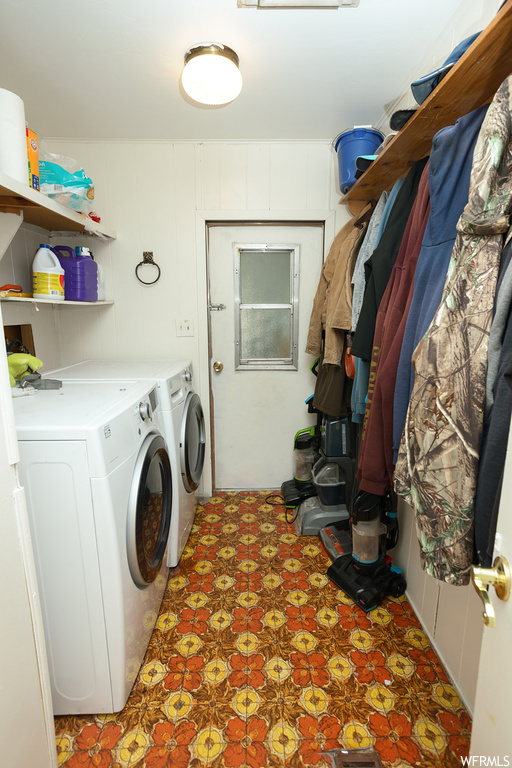 Laundry area with washer / clothes dryer