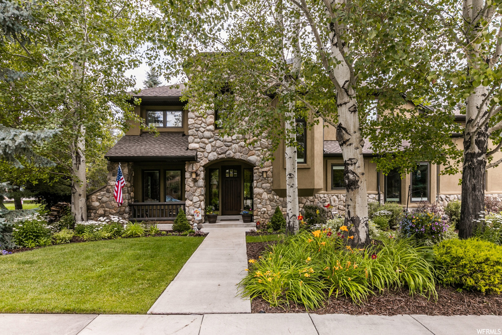 View of front facade featuring a front lawn