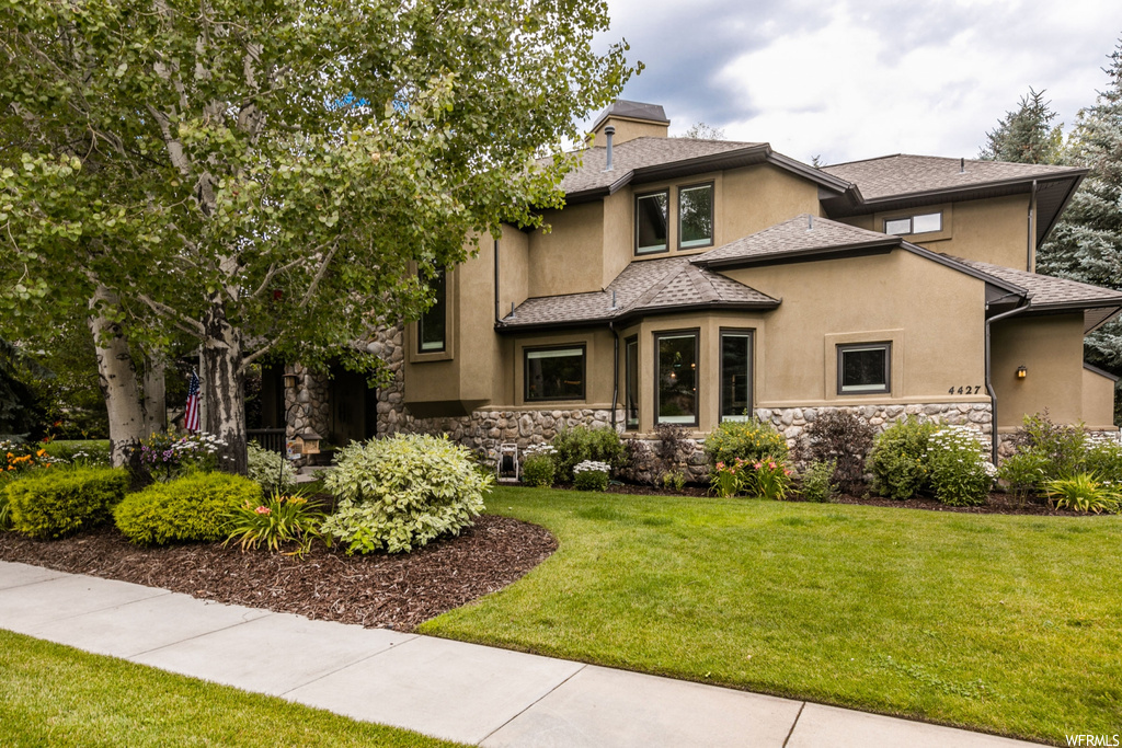 View of front of property featuring a front yard
