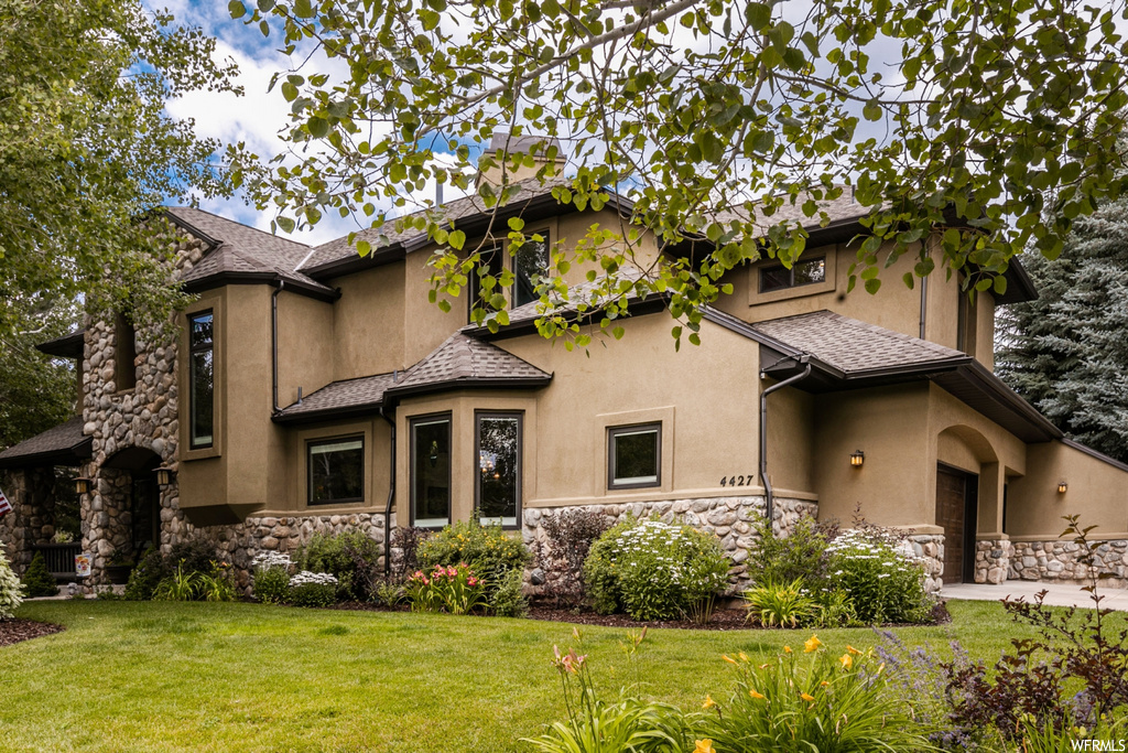 View of front of property featuring a front lawn