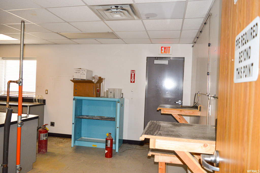 Miscellaneous room with a drop ceiling