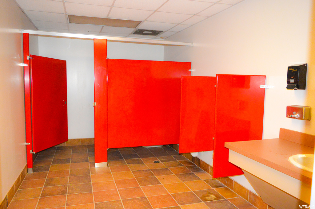 Tiled empty room with a drop ceiling