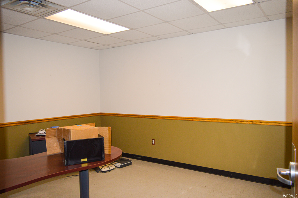 Miscellaneous room featuring a drop ceiling