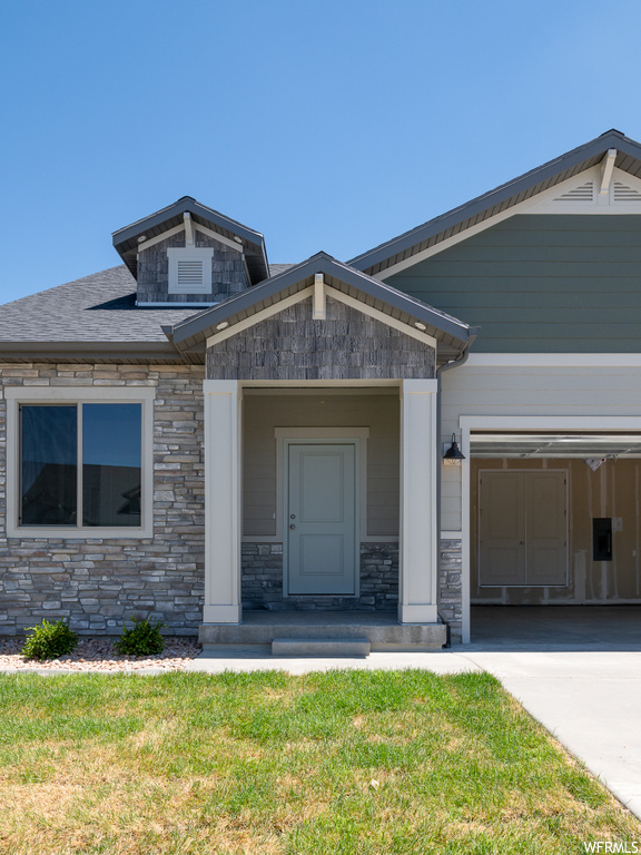View of front facade with a front lawn