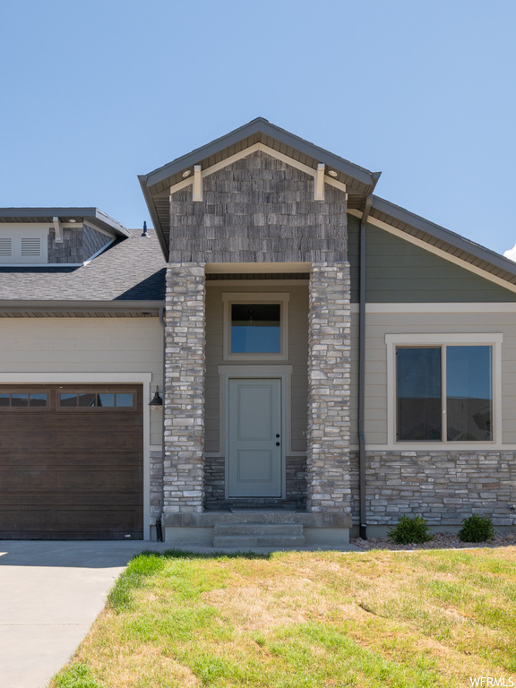 View of front facade with a front lawn