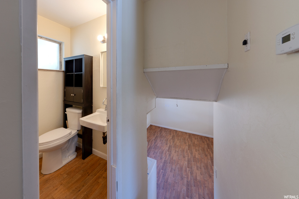 Bathroom with washbasin and light hardwood floors
