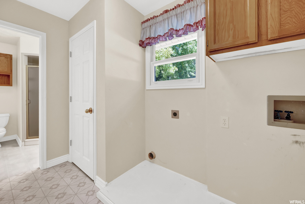 Laundry room with light tile flooring
