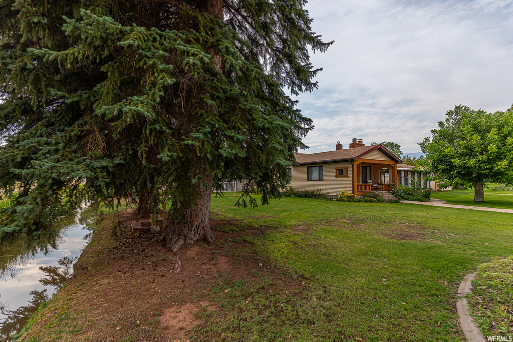 View of front facade featuring a front yard