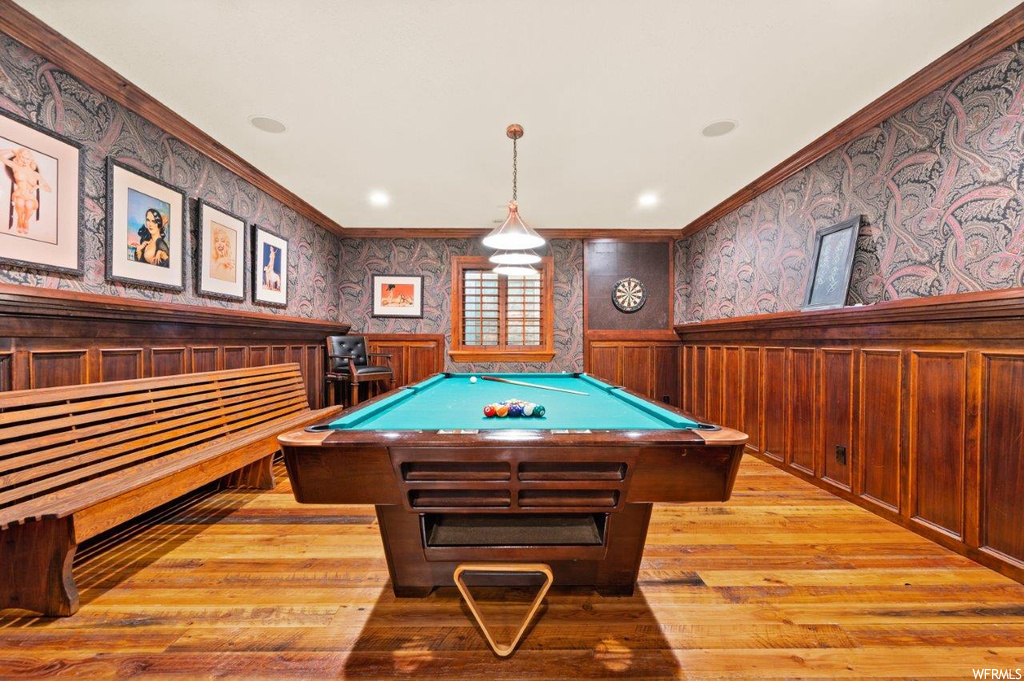 Game room with crown molding and hardwood floors