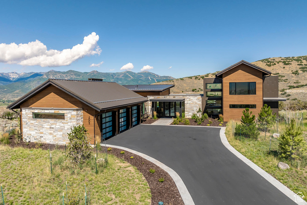 Contemporary house with a mountain view