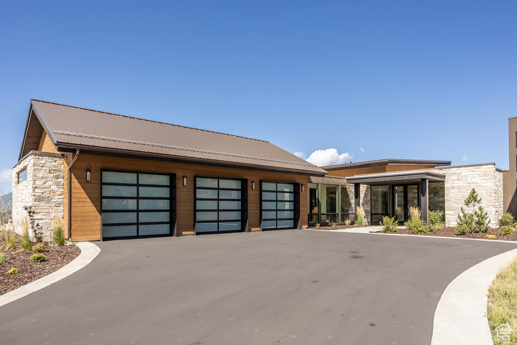 View of front facade with a garage