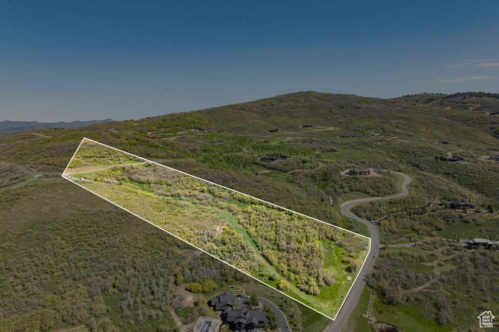 Aerial view of property's location featuring property boundaries highlighted and a mountainous background