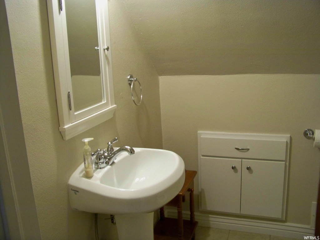 Bathroom with sink