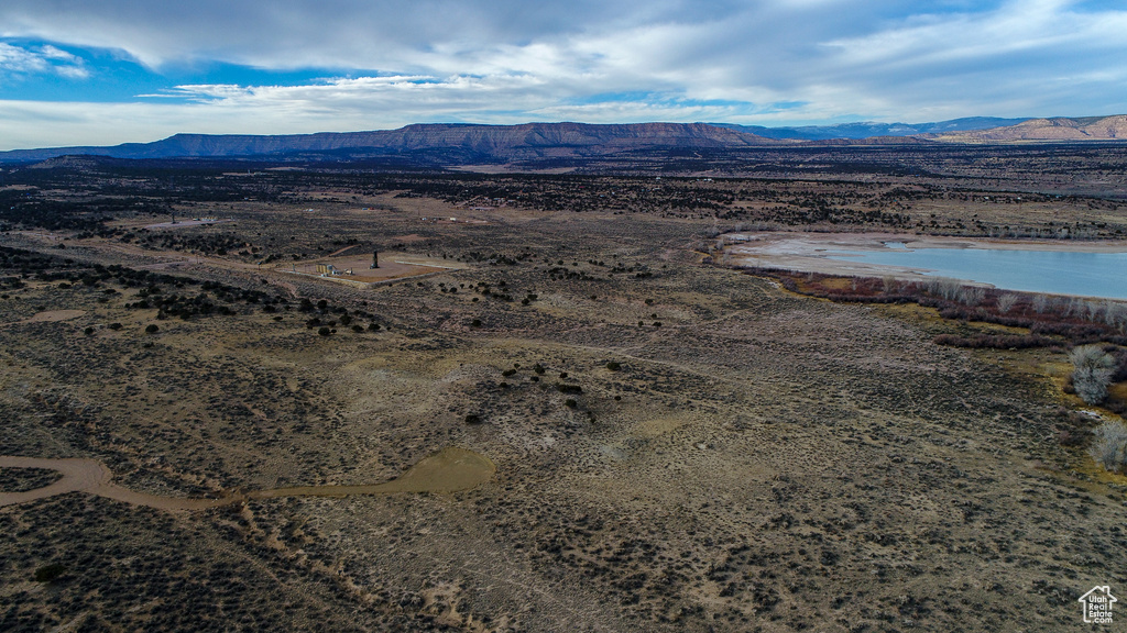 Bird\\\'s eye view featuring a mountain view