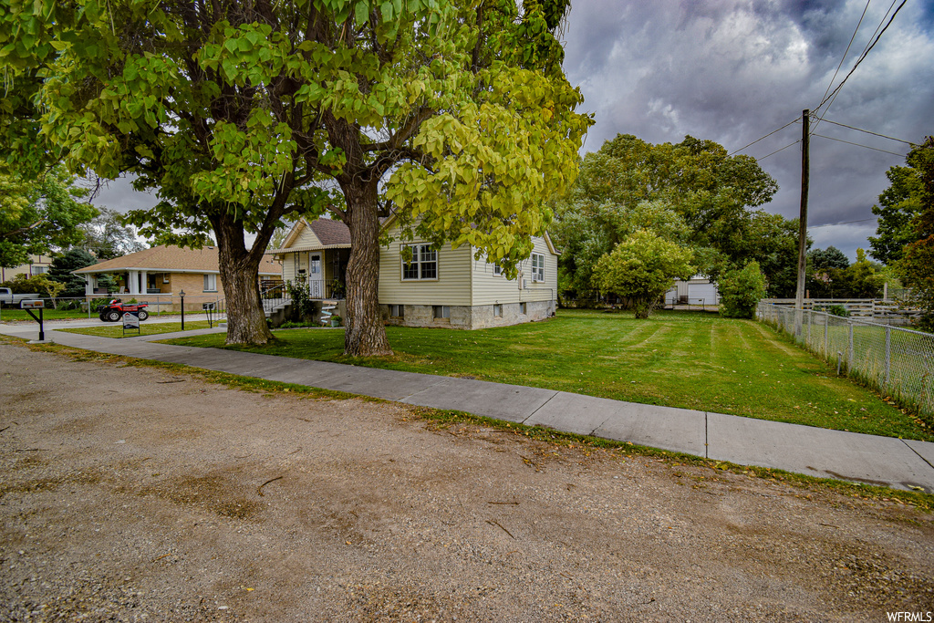 View of front of property featuring a front yard