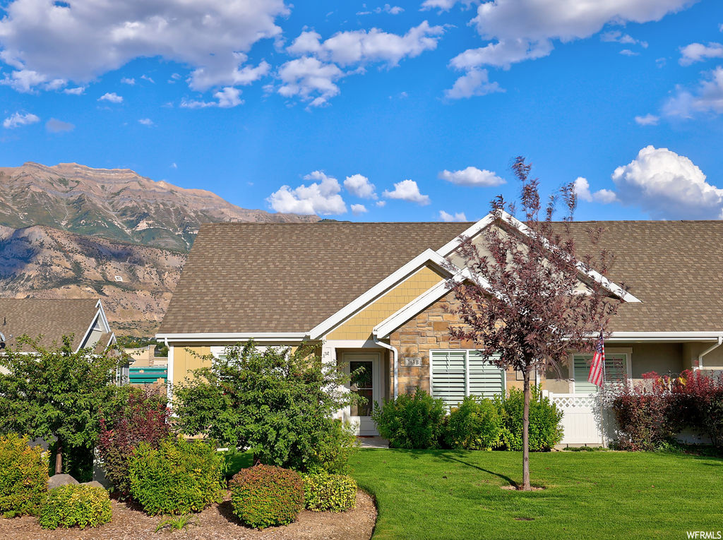 View of front of property featuring a front lawn