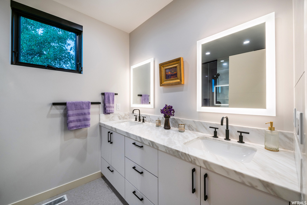 Bathroom with double large vanity and mirror