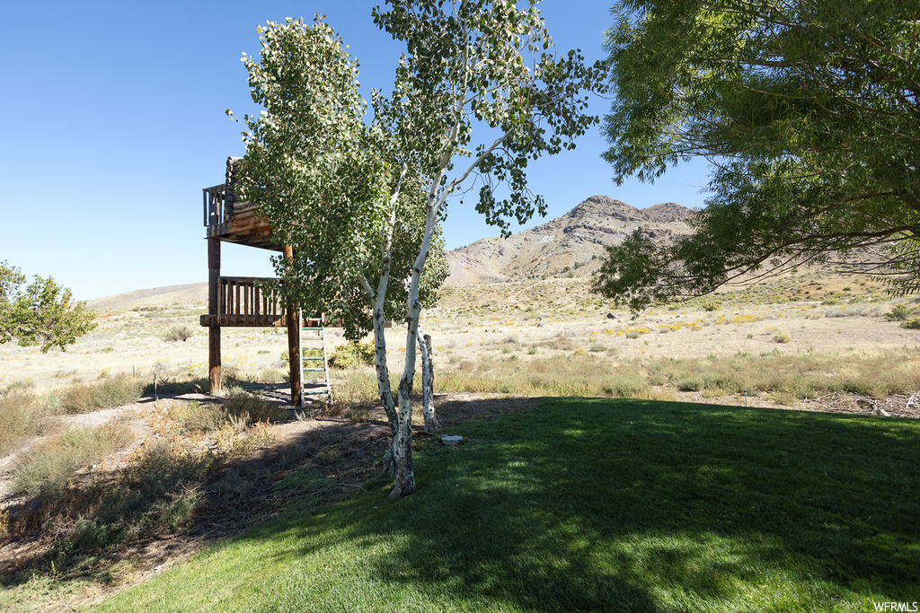 View of yard featuring a mountain view