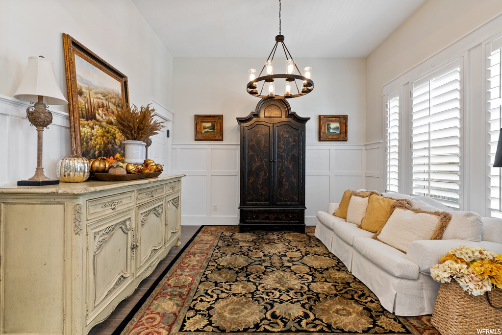 Foyer entrance featuring a notable chandelier and dark hardwood floors
