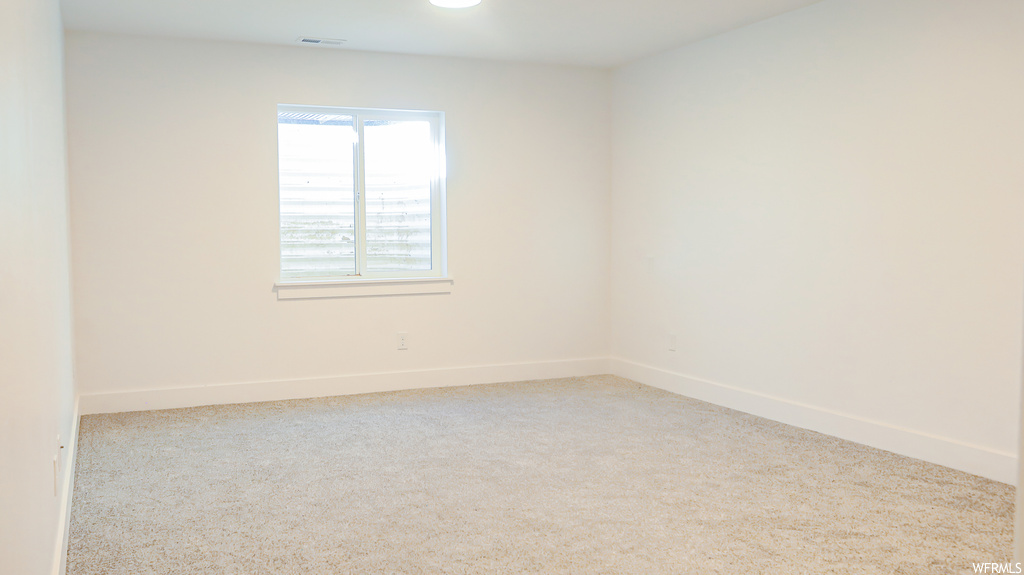 Empty room with light carpet