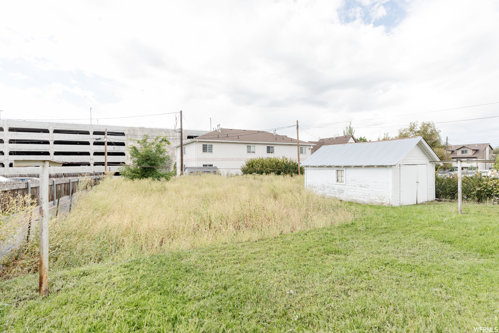 View of yard featuring a shed