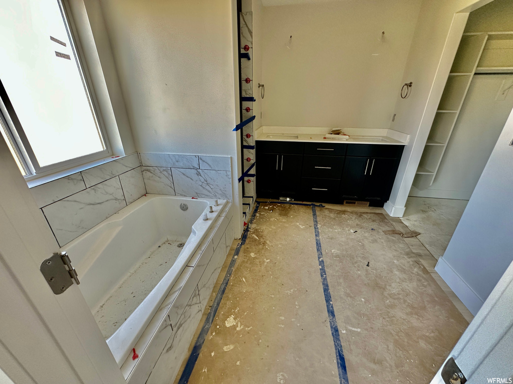 Bathroom with a bathtub and vanity