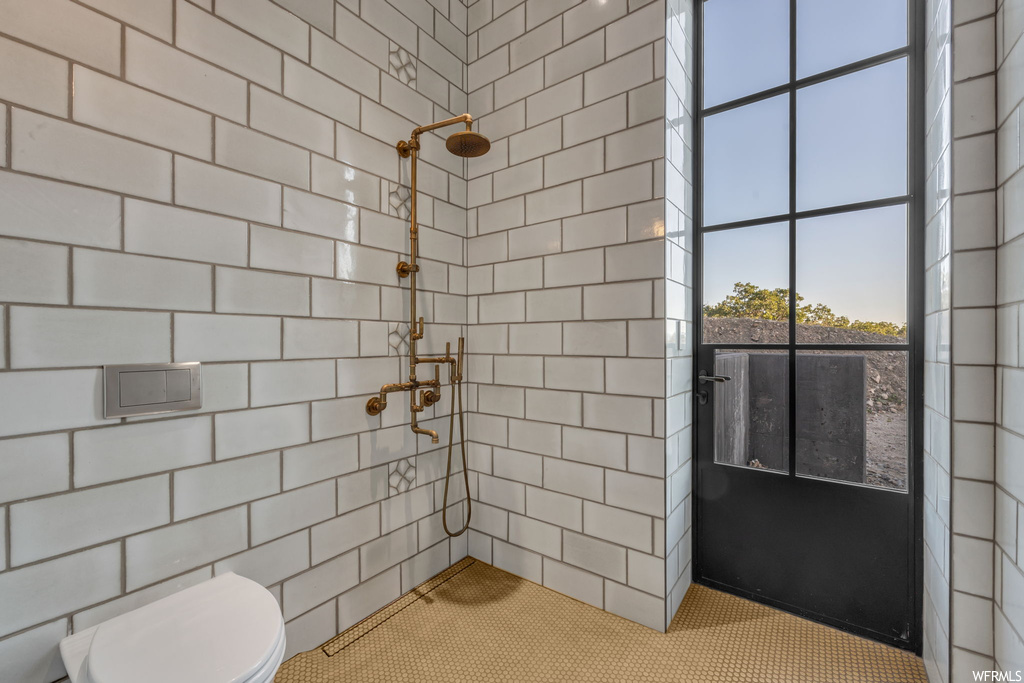 Bathroom with toilet and a tile shower