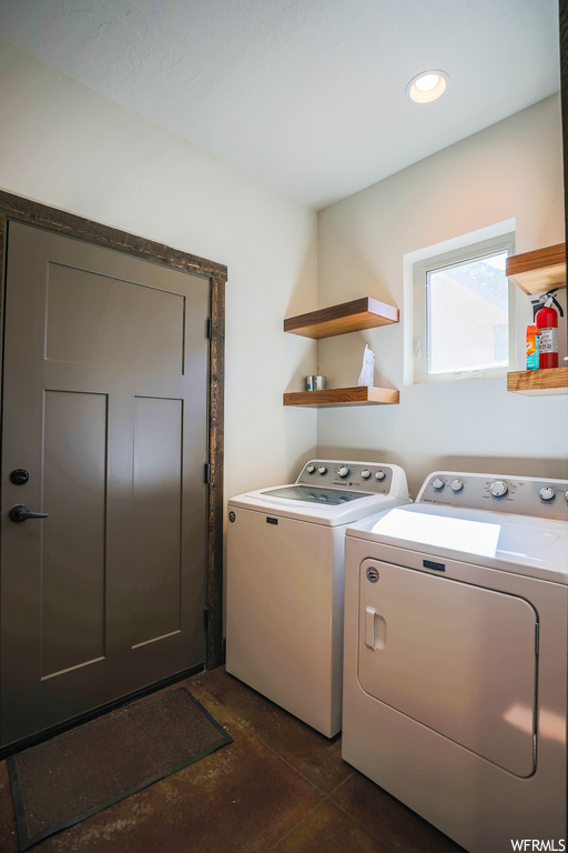 Clothes washing area with independent washer and dryer