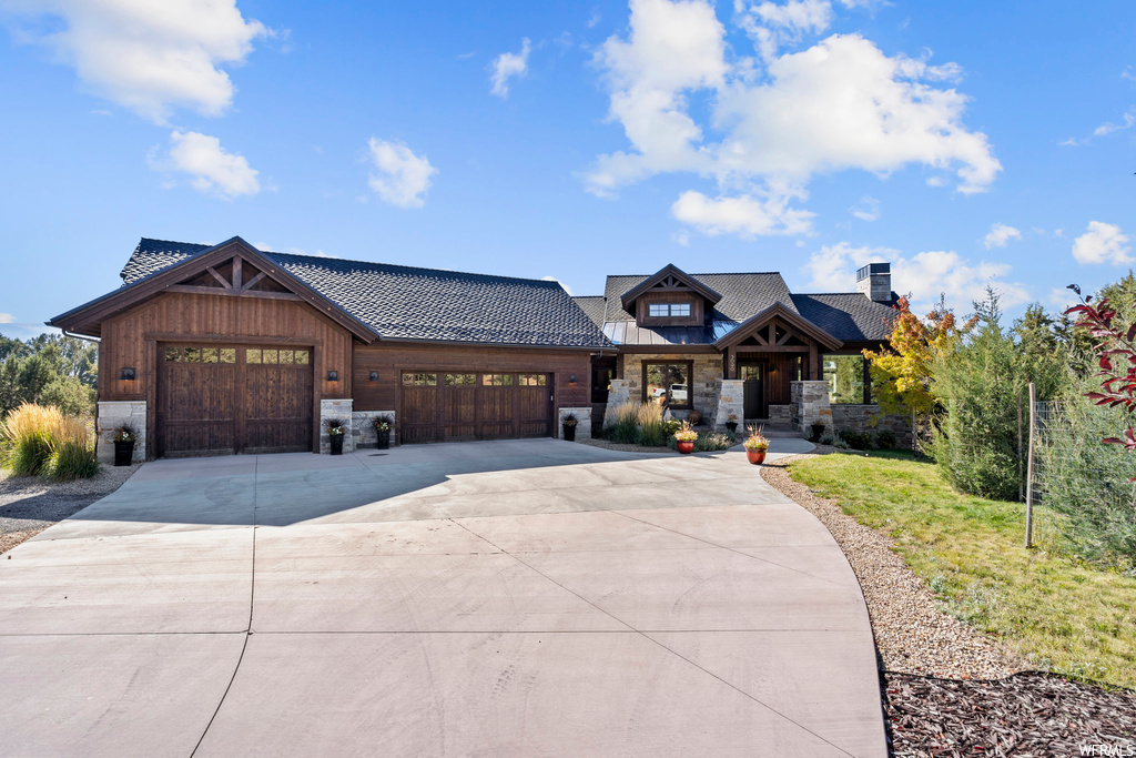 Craftsman house with a garage