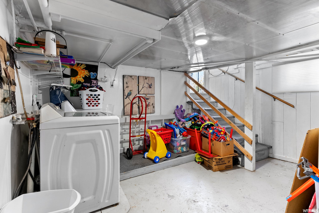 Garage with washing machine and clothes dryer