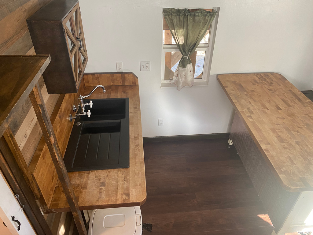 Kitchen with sink and dark wood-type flooring