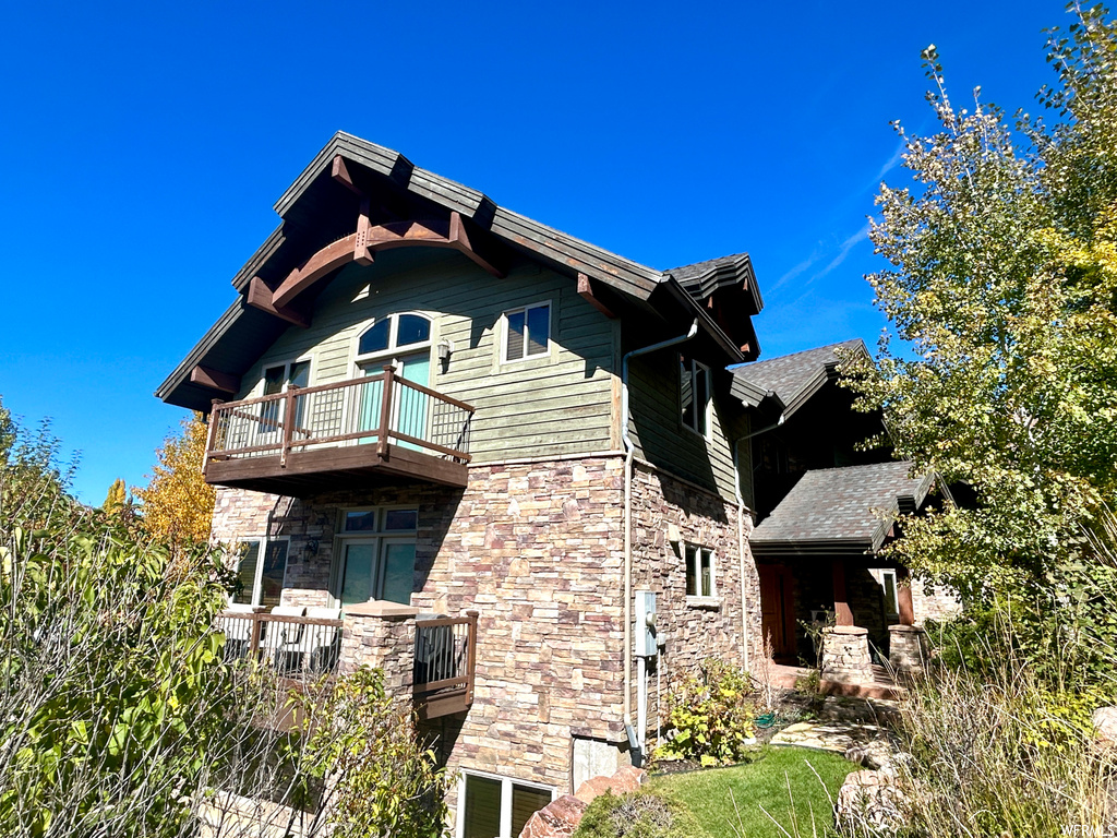 View of home\'s exterior featuring a balcony