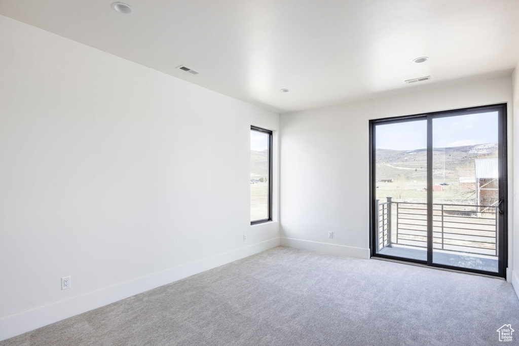 Empty room with light carpet