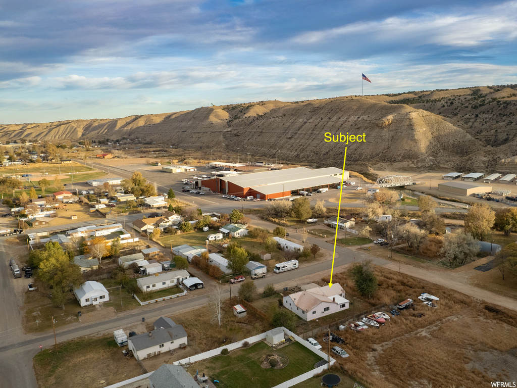 Birds eye view of property featuring a mountain view