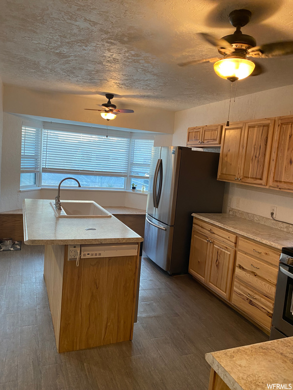 Kitchen featuring sink, dark hardwood / wood-style flooring, a center island with sink, and ceiling fan