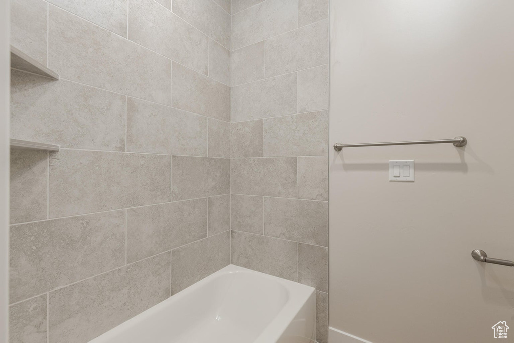 Bathroom with tiled shower / bath combo