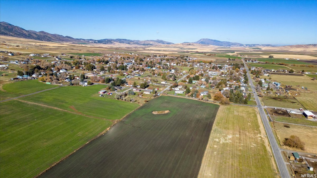 Bird\\\'s eye view featuring a mountain view