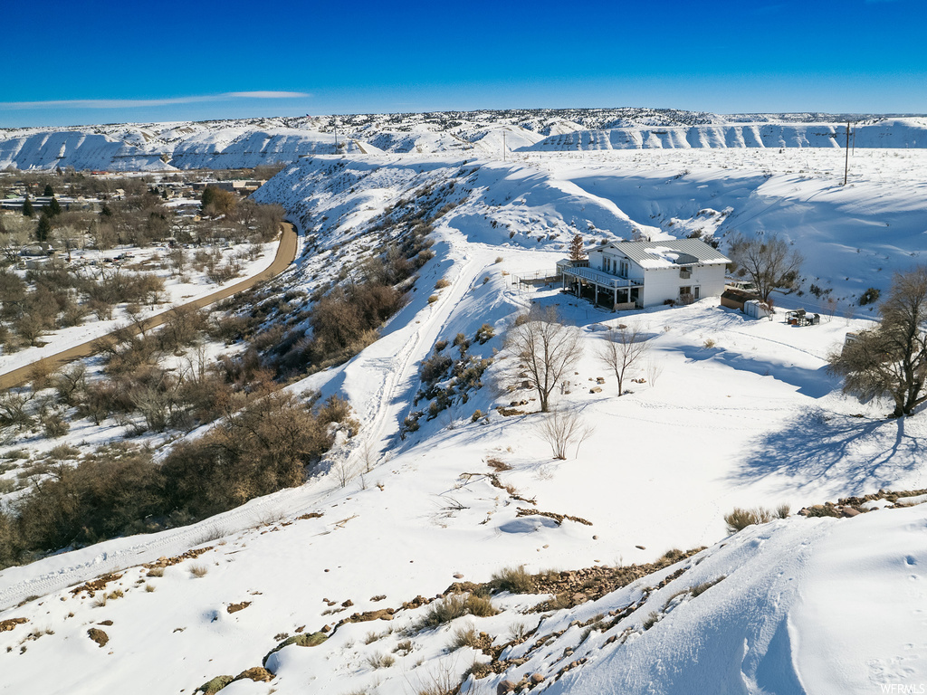 Snowy aerial view featuring a mountain view