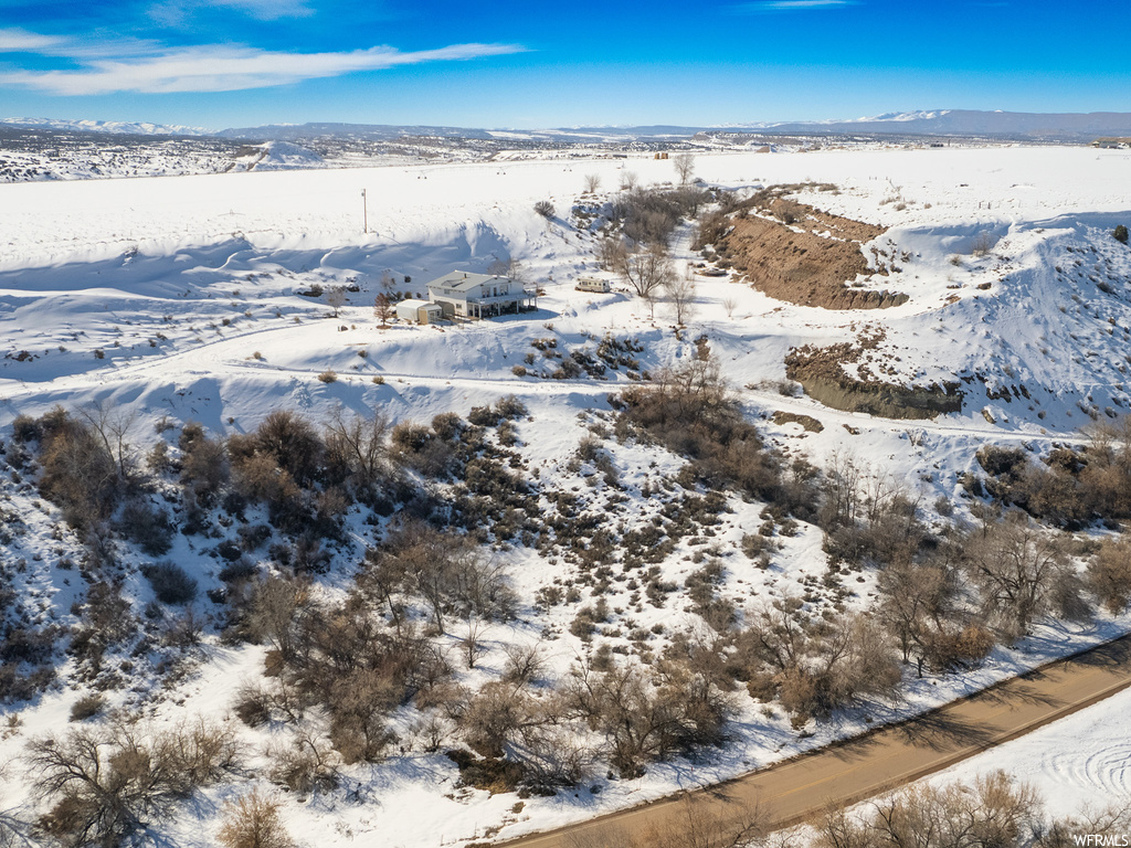 Snowy aerial view featuring a mountain view